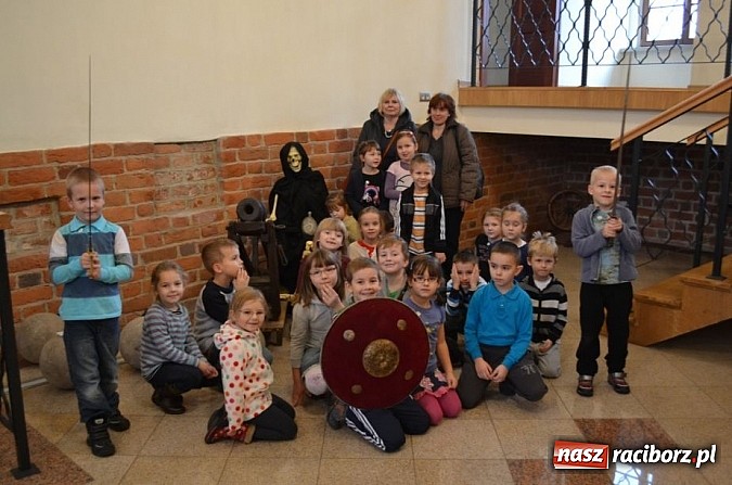 Zdjęcie w galerii na portalu naszraciborz.pl: Dotknęły zęba mamuta i czaszki wilka wiadomości z regionu