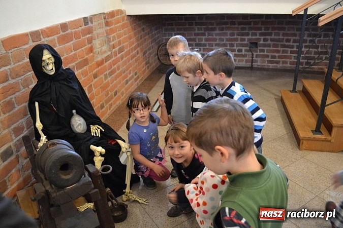 Zdjęcie w galerii na portalu naszraciborz.pl: Dotknęły zęba mamuta i czaszki wilka wiadomości z regionu