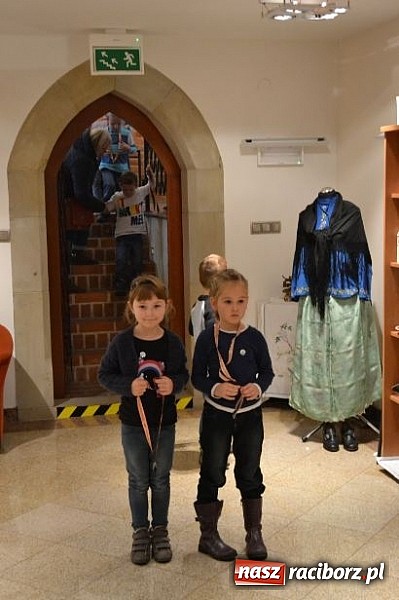 Zdjęcie w galerii na portalu naszraciborz.pl: Dotknęły zęba mamuta i czaszki wilka wiadomości z regionu