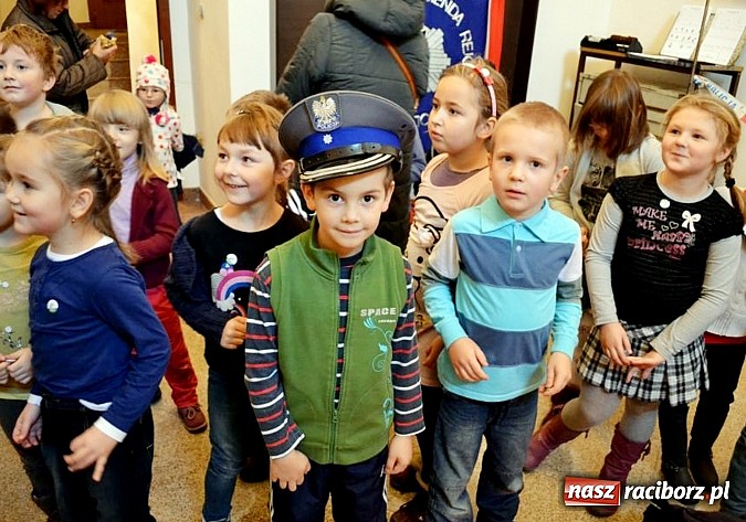 Zdjęcie w galerii na portalu naszraciborz.pl: Dotknęły zęba mamuta i czaszki wilka wiadomości z regionu