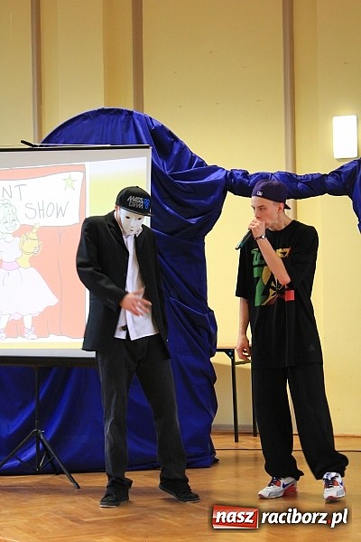 Zdjęcie w galerii na portalu naszraciborz.pl: Talent Show w Ekonomiku. Zwyciężył Przemek Kolowca wiadomości z regionu