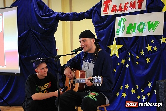 Zdjęcie w galerii na portalu naszraciborz.pl: Talent Show w Ekonomiku. Zwyciężył Przemek Kolowca wiadomości z regionu