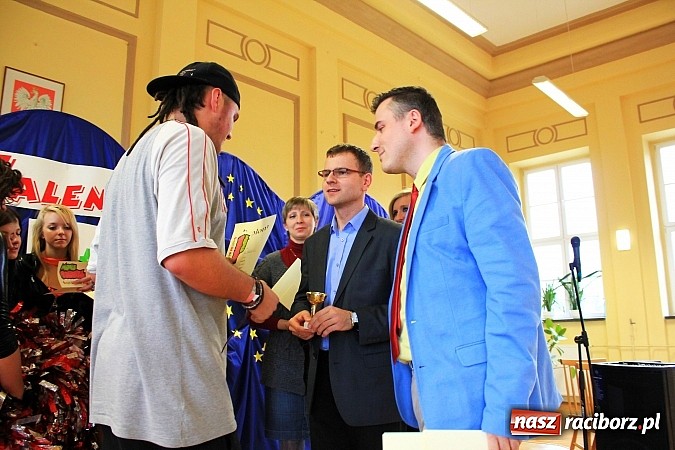 Zdjęcie w galerii na portalu naszraciborz.pl: Talent Show w Ekonomiku. Zwyciężył Przemek Kolowca wiadomości z regionu