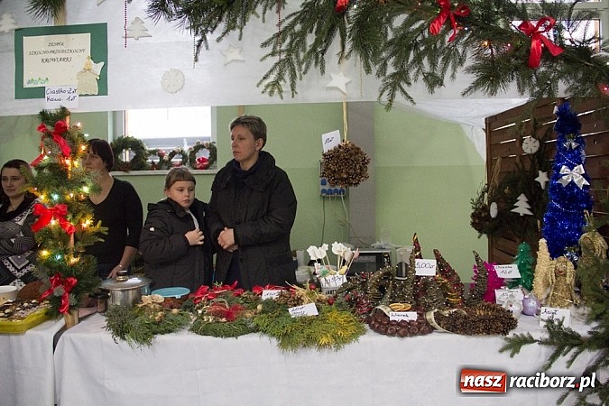 Zdjęcie w galerii na portalu naszraciborz.pl: W Pietrowicach Wielkich adwent rozpoczęto kiermaszem bożonarodzeniowym wiadomości z regionu