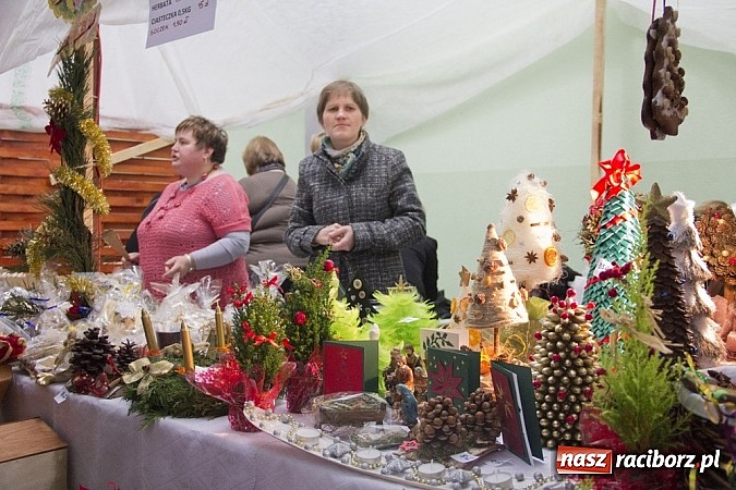 Zdjęcie w galerii na portalu naszraciborz.pl: W Pietrowicach Wielkich adwent rozpoczęto kiermaszem bożonarodzeniowym wiadomości z regionu