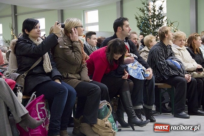 Zdjęcie w galerii na portalu naszraciborz.pl: W Pietrowicach Wielkich adwent rozpoczęto kiermaszem bożonarodzeniowym wiadomości z regionu