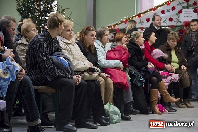 Zdjęcie w galerii na portalu naszraciborz.pl: W Pietrowicach Wielkich adwent rozpoczęto kiermaszem bożonarodzeniowym wiadomości z regionu