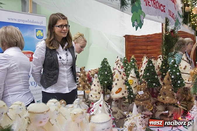 Zdjęcie w galerii na portalu naszraciborz.pl: W Pietrowicach Wielkich adwent rozpoczęto kiermaszem bożonarodzeniowym wiadomości z regionu