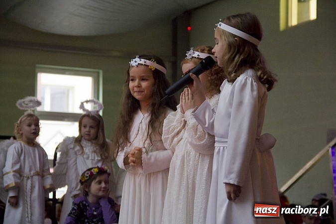 Zdjęcie w galerii na portalu naszraciborz.pl: W Pietrowicach Wielkich adwent rozpoczęto kiermaszem bożonarodzeniowym wiadomości z regionu