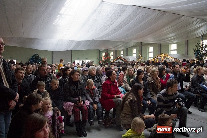 Zdjęcie w galerii na portalu naszraciborz.pl: W Pietrowicach Wielkich adwent rozpoczęto kiermaszem bożonarodzeniowym wiadomości z regionu