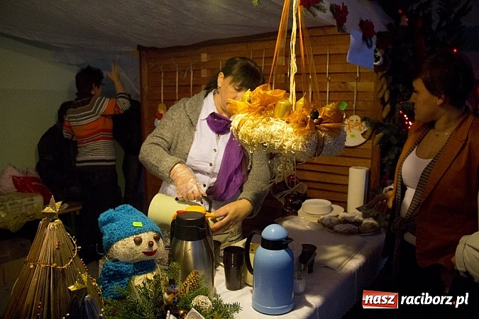 Zdjęcie w galerii na portalu naszraciborz.pl: W Pietrowicach Wielkich adwent rozpoczęto kiermaszem bożonarodzeniowym wiadomości z regionu