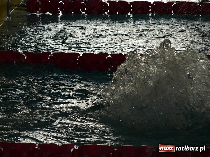 Zdjęcie w galerii na portalu naszraciborz.pl: Liga SMS: zawody na pływalni w Raciborzu na piątkę z plusem wiadomości z regionu