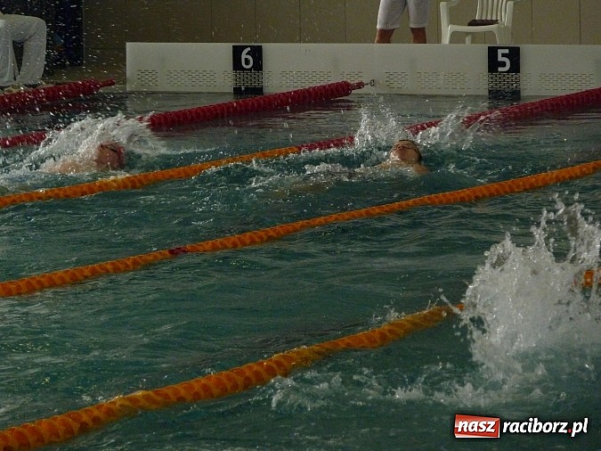 Zdjęcie w galerii na portalu naszraciborz.pl: Liga SMS: zawody na pływalni w Raciborzu na piątkę z plusem wiadomości z regionu