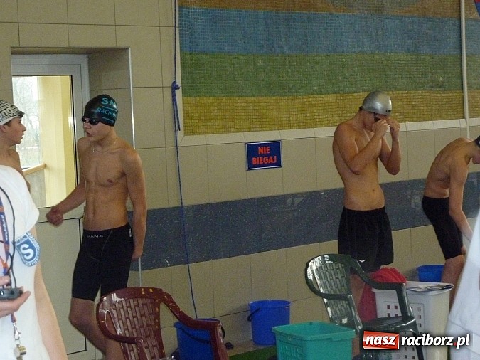 Zdjęcie w galerii na portalu naszraciborz.pl: Liga SMS: zawody na pływalni w Raciborzu na piątkę z plusem wiadomości z regionu