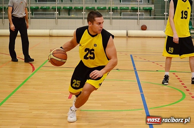 Zdjęcie w galerii na portalu naszraciborz.pl: W hicie kolejki zwycięża Dywyta wiadomości z regionu