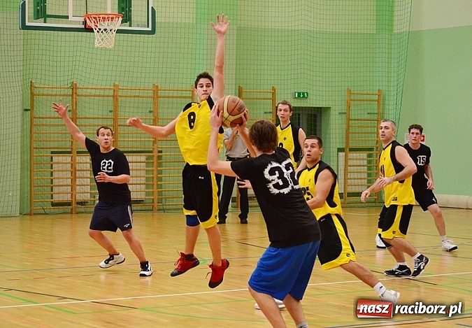 Zdjęcie w galerii na portalu naszraciborz.pl: W hicie kolejki zwycięża Dywyta wiadomości z regionu