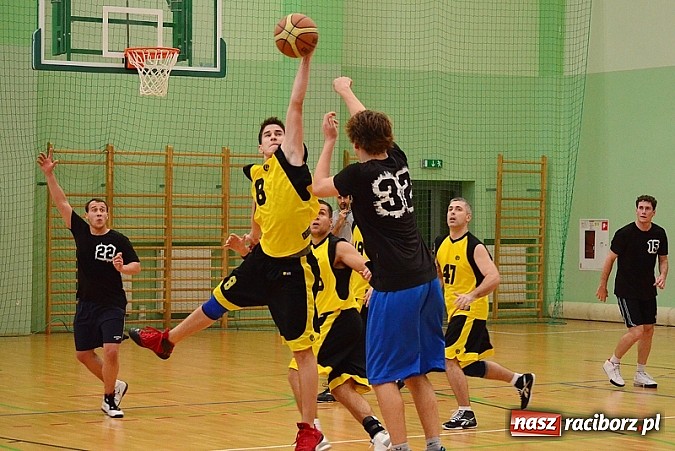 Zdjęcie w galerii na portalu naszraciborz.pl: W hicie kolejki zwycięża Dywyta wiadomości z regionu