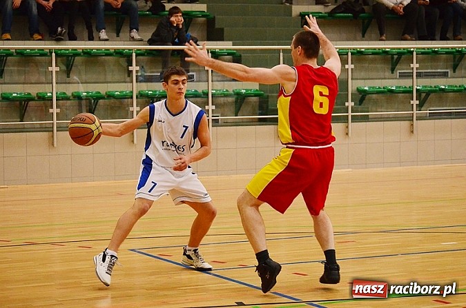 Zdjęcie w galerii na portalu naszraciborz.pl: W hicie kolejki zwycięża Dywyta wiadomości z regionu