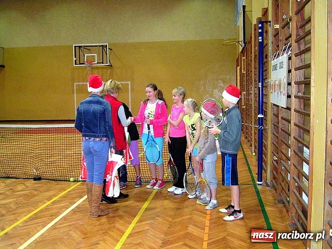 Zdjęcie w galerii na portalu naszraciborz.pl: Turniej mikołajkowy w hali SMS-u wiadomości z regionu