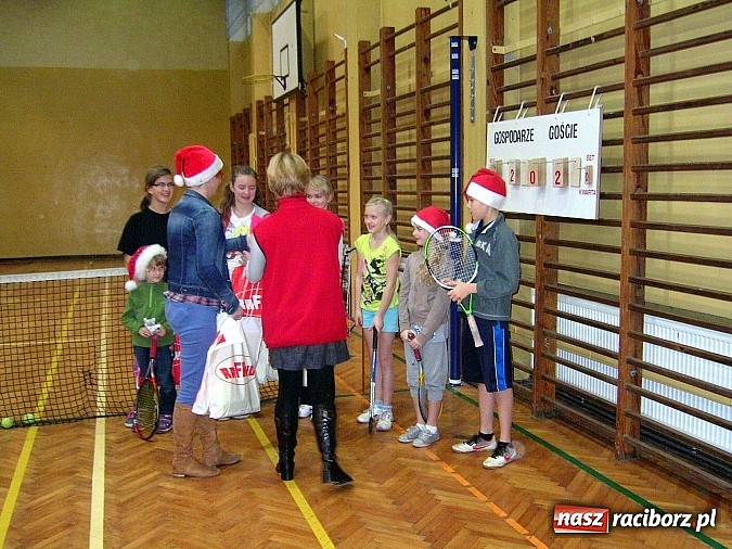 Zdjęcie w galerii na portalu naszraciborz.pl: Turniej mikołajkowy w hali SMS-u wiadomości z regionu