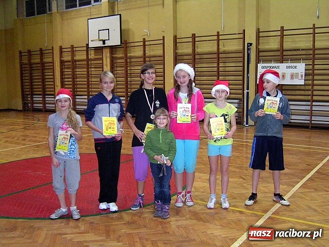 Zdjęcie w galerii na portalu naszraciborz.pl: Turniej mikołajkowy w hali SMS-u wiadomości z regionu