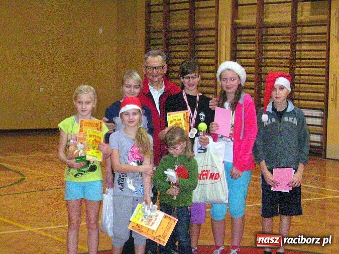 Zdjęcie w galerii na portalu naszraciborz.pl: Turniej mikołajkowy w hali SMS-u wiadomości z regionu