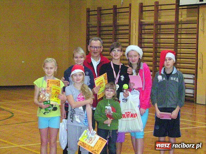 Zdjęcie w galerii na portalu naszraciborz.pl: Turniej mikołajkowy w hali SMS-u wiadomości z regionu