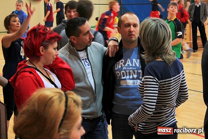 Zdjęcie w galerii na portalu naszraciborz.pl: Mikołajki na sportowo. Turniej piłki siatkowej wiadomości z regionu