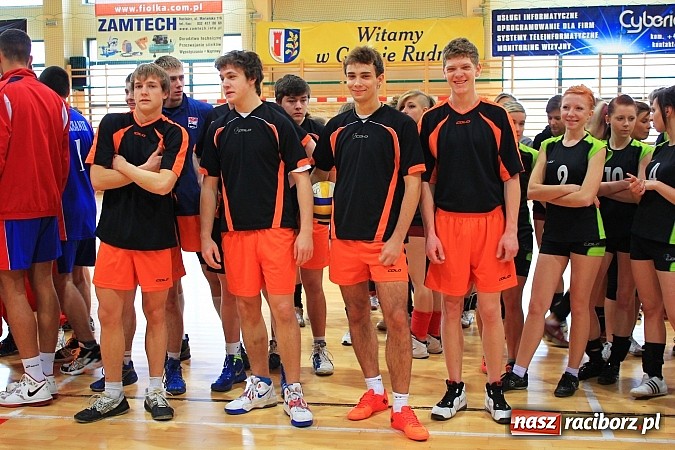 Zdjęcie w galerii na portalu naszraciborz.pl: Mikołajki na sportowo. Turniej piłki siatkowej wiadomości z regionu