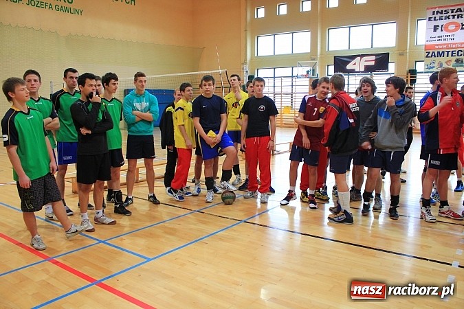 Zdjęcie w galerii na portalu naszraciborz.pl: Mikołajki na sportowo. Turniej piłki siatkowej wiadomości z regionu