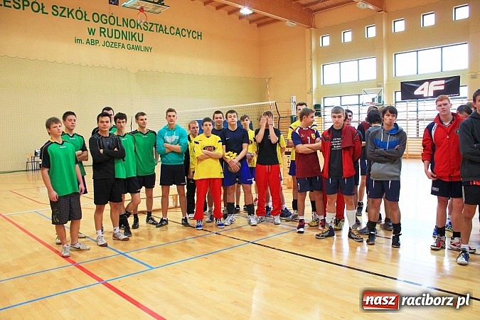 Zdjęcie w galerii na portalu naszraciborz.pl: Mikołajki na sportowo. Turniej piłki siatkowej wiadomości z regionu