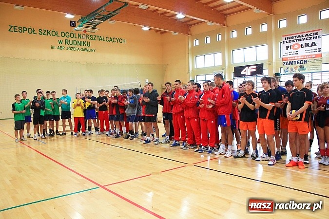 Zdjęcie w galerii na portalu naszraciborz.pl: Mikołajki na sportowo. Turniej piłki siatkowej wiadomości z regionu