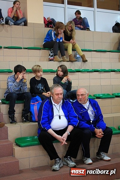 Zdjęcie w galerii na portalu naszraciborz.pl: Mikołajki na sportowo. Turniej piłki siatkowej wiadomości z regionu