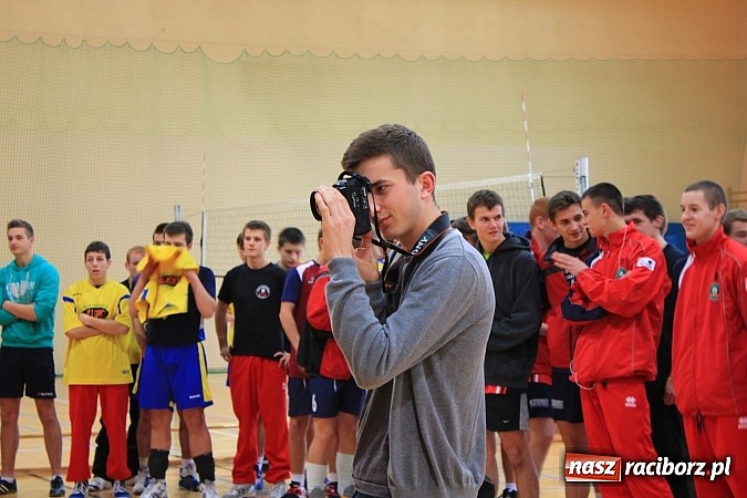 Zdjęcie w galerii na portalu naszraciborz.pl: Mikołajki na sportowo. Turniej piłki siatkowej wiadomości z regionu