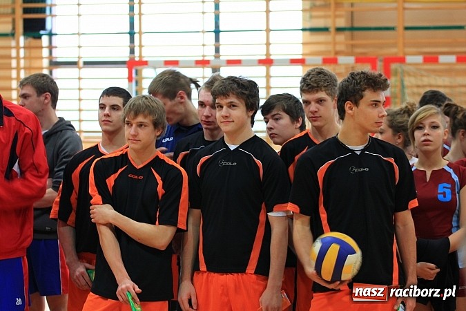 Zdjęcie w galerii na portalu naszraciborz.pl: Mikołajki na sportowo. Turniej piłki siatkowej wiadomości z regionu