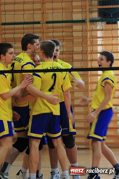 Zdjęcie w galerii na portalu naszraciborz.pl: Mikołajki na sportowo. Turniej piłki siatkowej wiadomości z regionu
