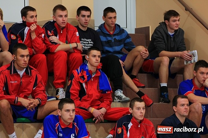 Zdjęcie w galerii na portalu naszraciborz.pl: Mikołajki na sportowo. Turniej piłki siatkowej wiadomości z regionu