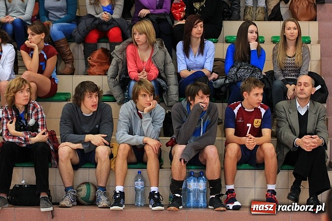 Zdjęcie w galerii na portalu naszraciborz.pl: Mikołajki na sportowo. Turniej piłki siatkowej wiadomości z regionu