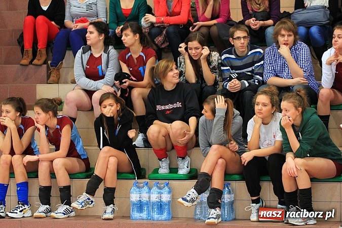 Zdjęcie w galerii na portalu naszraciborz.pl: Mikołajki na sportowo. Turniej piłki siatkowej wiadomości z regionu