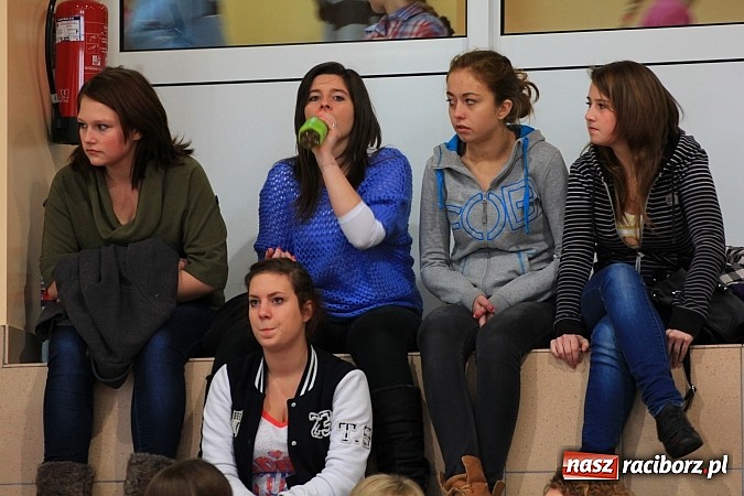 Zdjęcie w galerii na portalu naszraciborz.pl: Mikołajki na sportowo. Turniej piłki siatkowej wiadomości z regionu