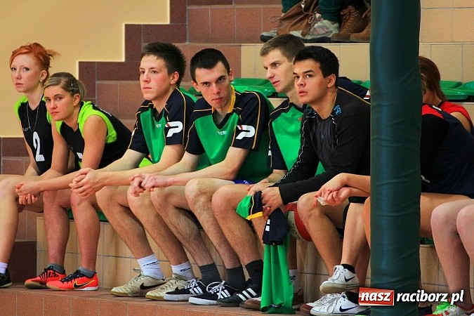 Zdjęcie w galerii na portalu naszraciborz.pl: Mikołajki na sportowo. Turniej piłki siatkowej wiadomości z regionu