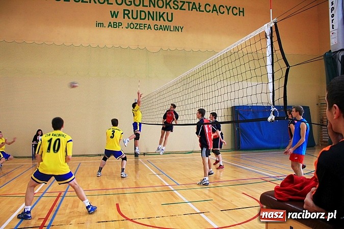 Zdjęcie w galerii na portalu naszraciborz.pl: Mikołajki na sportowo. Turniej piłki siatkowej wiadomości z regionu