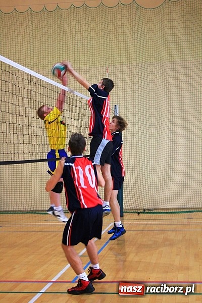 Zdjęcie w galerii na portalu naszraciborz.pl: Mikołajki na sportowo. Turniej piłki siatkowej wiadomości z regionu