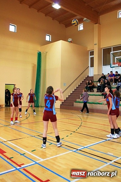 Zdjęcie w galerii na portalu naszraciborz.pl: Mikołajki na sportowo. Turniej piłki siatkowej wiadomości z regionu