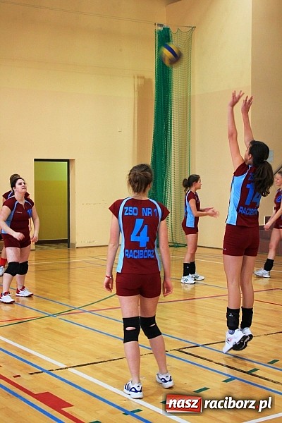 Zdjęcie w galerii na portalu naszraciborz.pl: Mikołajki na sportowo. Turniej piłki siatkowej wiadomości z regionu