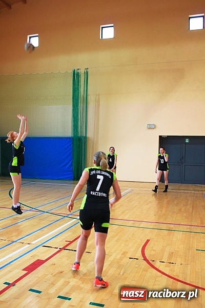 Zdjęcie w galerii na portalu naszraciborz.pl: Mikołajki na sportowo. Turniej piłki siatkowej wiadomości z regionu