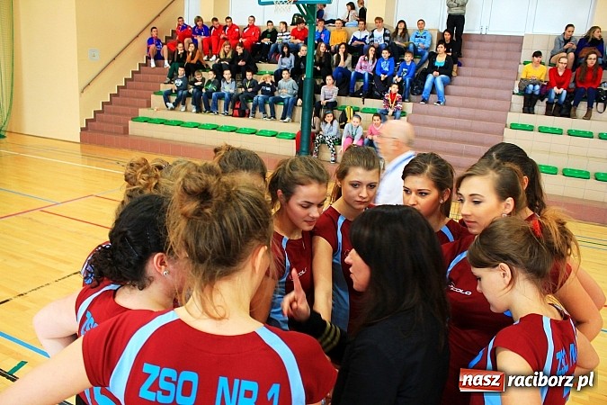 Zdjęcie w galerii na portalu naszraciborz.pl: Mikołajki na sportowo. Turniej piłki siatkowej wiadomości z regionu