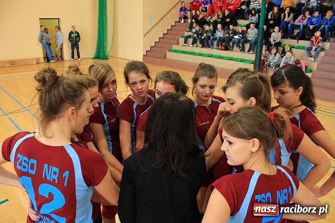 Zdjęcie w galerii na portalu naszraciborz.pl: Mikołajki na sportowo. Turniej piłki siatkowej wiadomości z regionu