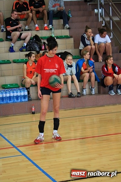 Zdjęcie w galerii na portalu naszraciborz.pl: Mikołajki na sportowo. Turniej piłki siatkowej wiadomości z regionu