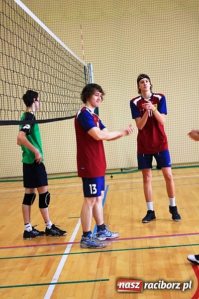 Zdjęcie w galerii na portalu naszraciborz.pl: Mikołajki na sportowo. Turniej piłki siatkowej wiadomości z regionu